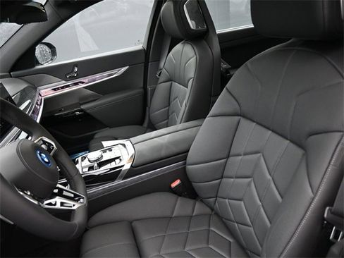 New 2025 BMW 750e xDrive w/ Premium Package image 9