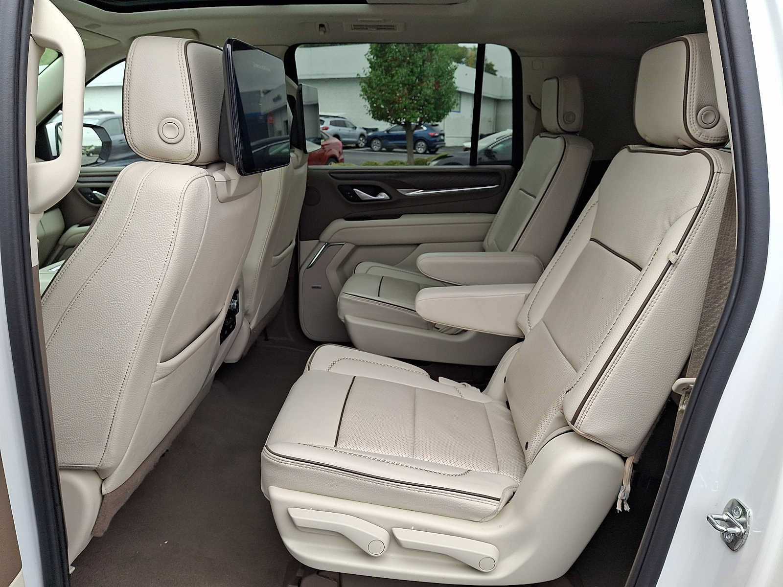 Used 2024 GMC Yukon XL Denali w/ Denali Reserve Package AWD/4WD image 10