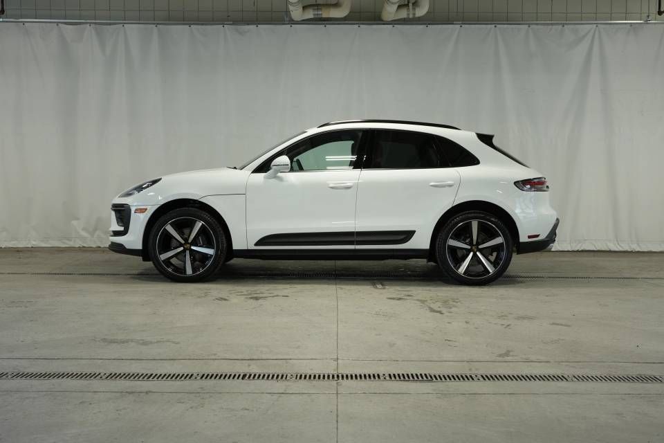 Certified 2026 Porsche Macan AWD/4WD image 2