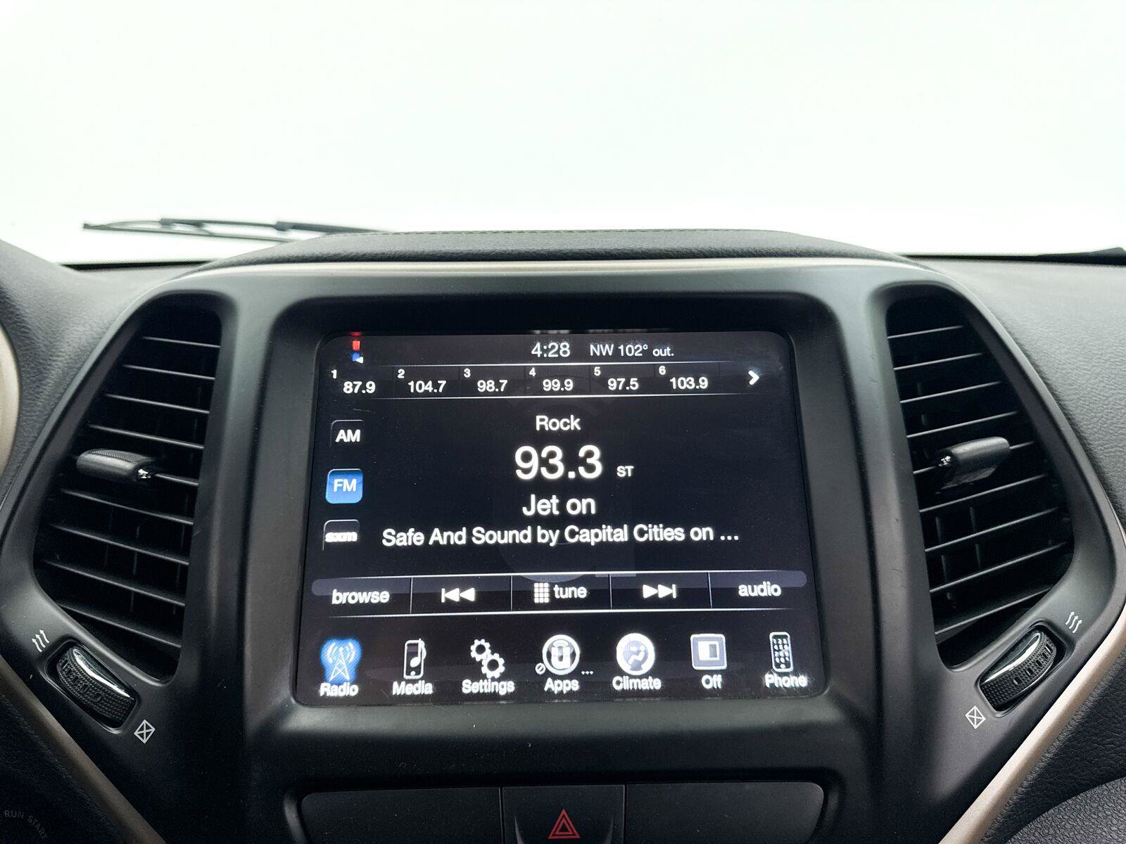 Used 2017 Jeep Cherokee Latitude w/ Comfort & Sound Group FWD image 6