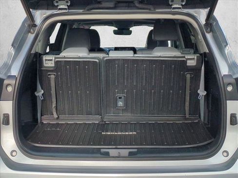 Used 2022 Toyota Highlander XLE AWD/4WD image 6