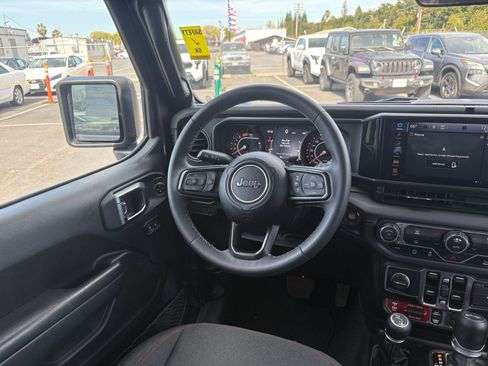 Used 2025 Jeep Wrangler Rubicon image 33