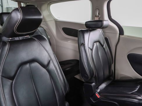 Used 2023 Chrysler Pacifica Touring-L image 28