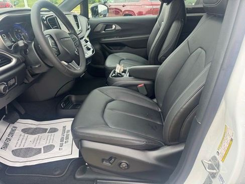 New 2027 Chrysler Pacifica Select FWD image 9