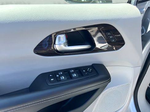 Used 2023 Chrysler Pacifica Limited FWD image 18