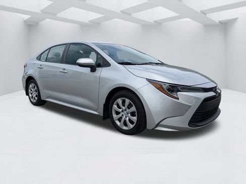 Used 2024 Toyota Corolla LE FWD image 2