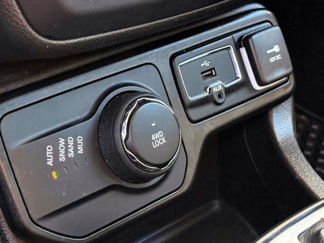 Certified 2023 Jeep Renegade Latitude AWD/4WD image 27