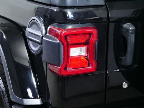 Used 2019 Jeep Wrangler Unlimited Sahara w/ Safety Group AWD/4WD image 17