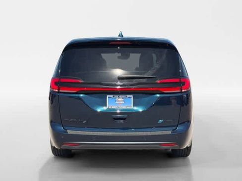 Used 2022 Chrysler Pacifica Limited w/ Uconnect Theater Family Group FWD image 4