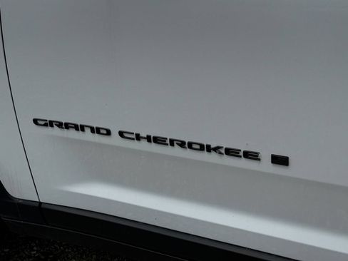 Used 2024 Jeep Grand Cherokee Altitude RWD image 46