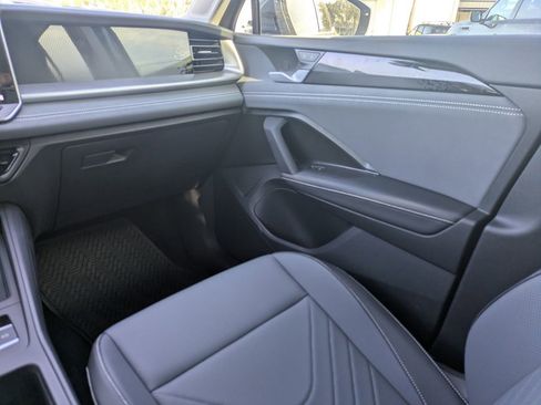 Used 2025 Volkswagen Tiguan SE image 17