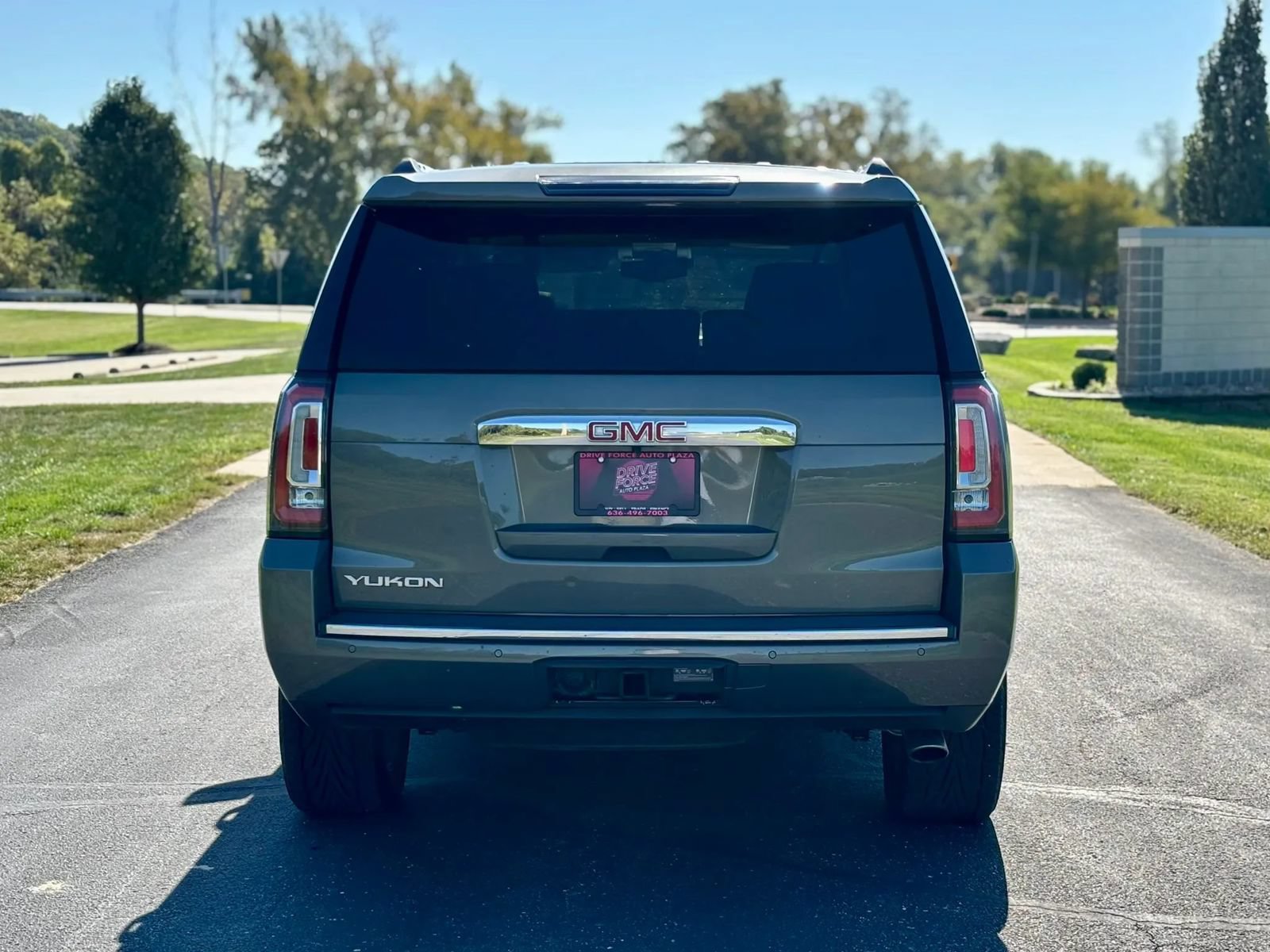 Used 2017 GMC Yukon Denali w/ Open Road Package AWD/4WD image 7