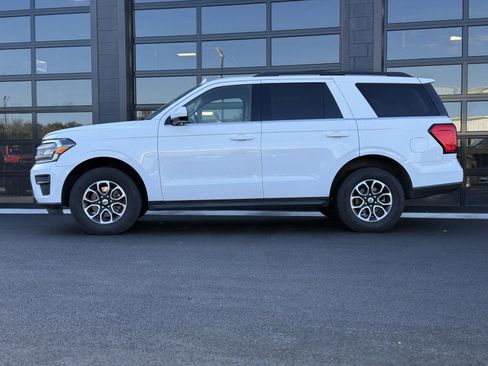 Used 2024 Ford Expedition XLT image 2