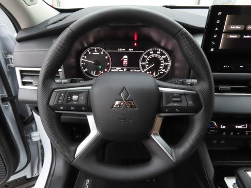 New 2026 Mitsubishi Outlander ES image 14