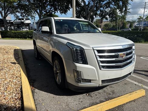 Used 2020 Cadillac Escalade Premium Luxury RWD image 2