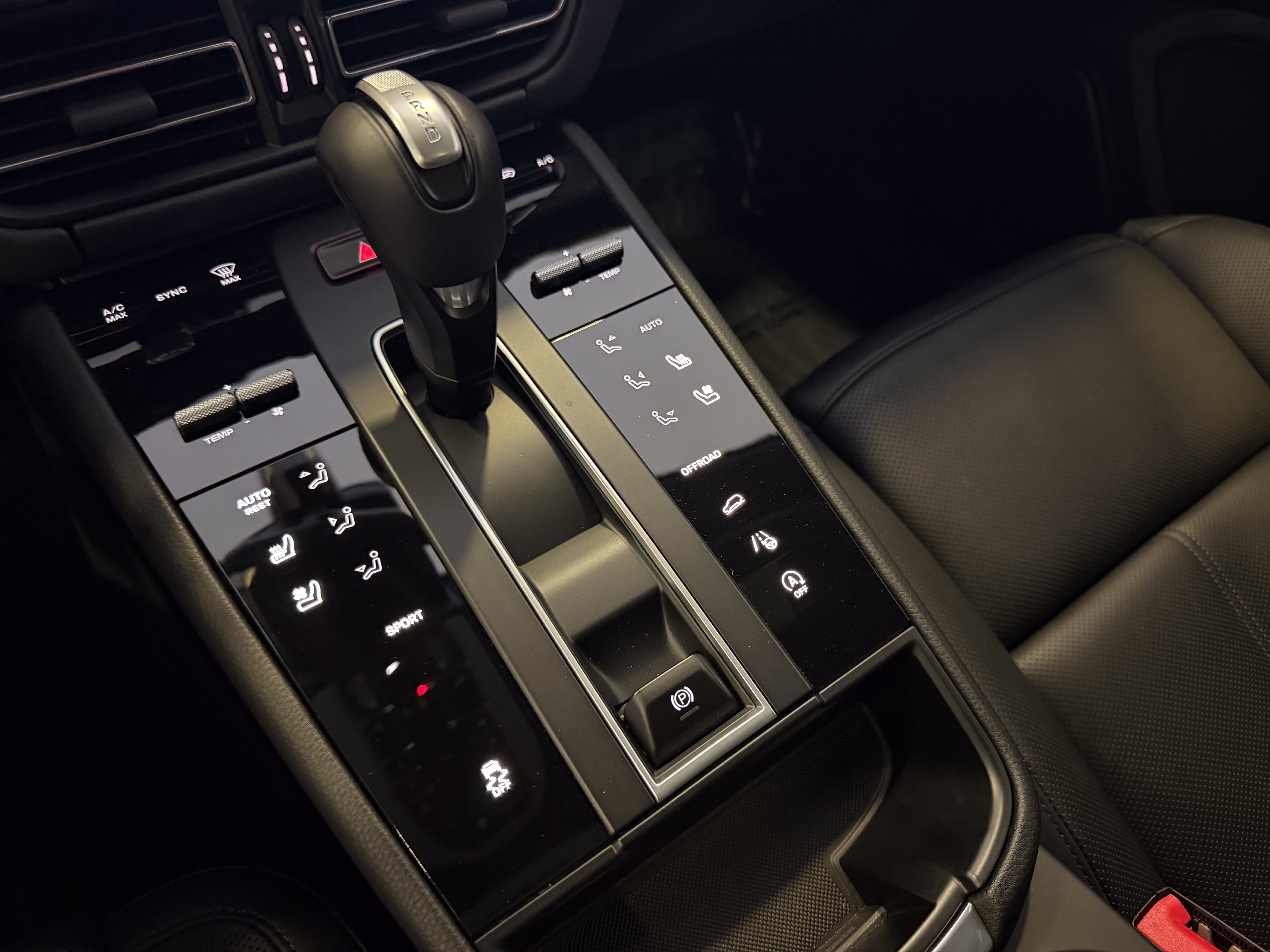 Certified 2026 Porsche Macan AWD/4WD image 19