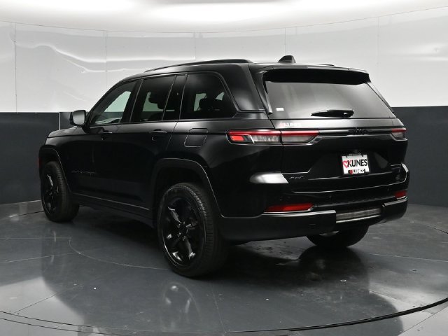 Used 2023 Jeep Grand Cherokee Limited w/ Black Appearance Package AWD/4WD image 11