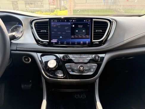 Used 2025 Chrysler Pacifica Limited FWD image 7
