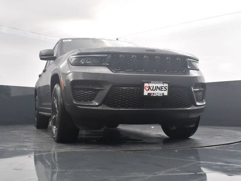 Used 2025 Jeep Grand Cherokee Altitude AWD/4WD image 51
