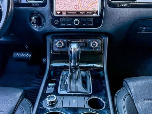 Used 2013 Volkswagen Touareg Sport image 32