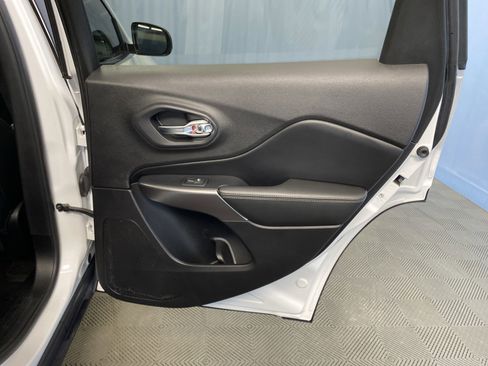 Certified 2019 Jeep Cherokee Limited w/ Trailer Tow Group image 40