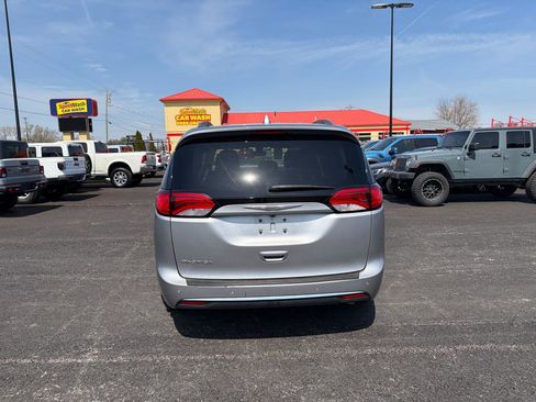 Used 2017 Chrysler Pacifica Touring-L Plus image 4