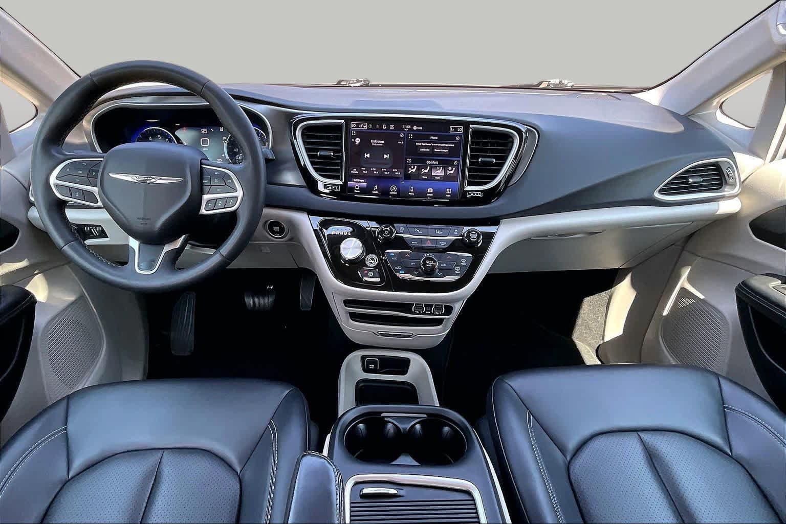 Used 2024 Chrysler Pacifica Touring-L FWD image 14