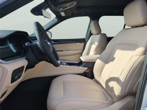 New 2025 Jeep Grand Cherokee Limited w/ Trailer Tow Package image 25