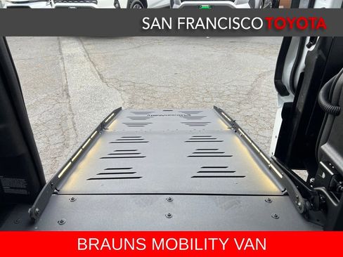 Used 2025 Toyota Sienna XLE image 4