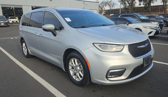 Used 2023 Chrysler Pacifica Touring-L FWD image 3