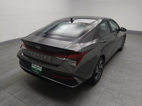 Used 2025 Hyundai Elantra Sport FWD image 9