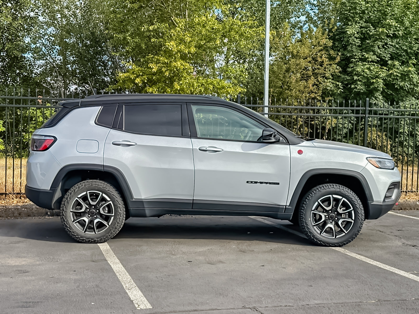 Used 2025 Jeep Compass Trailhawk AWD/4WD image 2