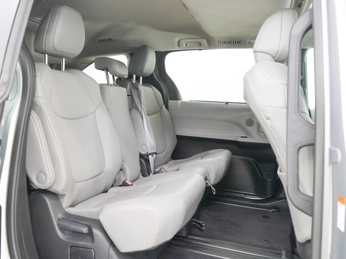 Used 2025 Toyota Sienna FWD image 12