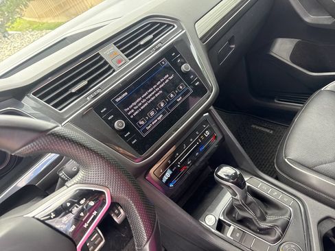 Used 2022 Volkswagen Tiguan SEL R-Line AWD/4WD image 17