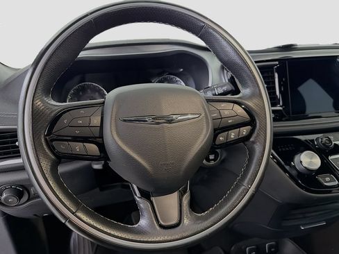 Used 2019 Chrysler Pacifica Limited w/ Advanced Safetytec Group FWD image 11