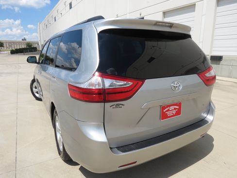 Used 2016 Toyota Sienna LE FWD image 3