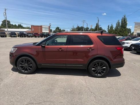 Used 2018 Ford Explorer XLT w/ Equipment Group 202A FWD image 3
