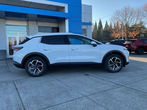 New 2026 Chevrolet Equinox EV LT image 8