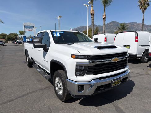 Used 2025 Chevrolet Silverado 2500 LT w/ Convenience Package AWD/4WD image 2