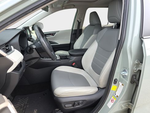 Used 2019 Toyota RAV4 XLE Premium FWD image 5