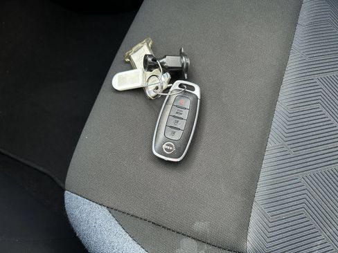 Used 2025 Nissan Versa SV FWD image 18
