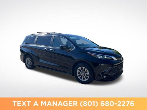 Used 2025 Toyota Sienna XLE w/ XLE Plus Package FWD image 7