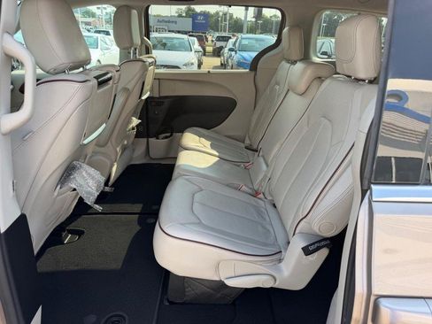 Used 2018 Chrysler Pacifica Limited w/ Advanced Safetytec Group FWD image 10