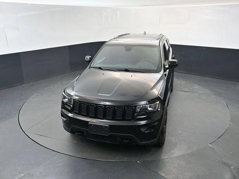 Used 2019 Jeep Grand Cherokee Laredo AWD/4WD image 30