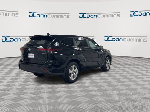 Used 2024 Toyota Highlander LE AWD/4WD image 8