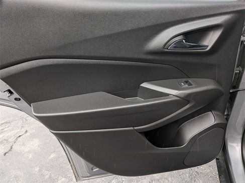 Used 2025 Chevrolet Trax LT w/ LT Convenience Package image 26