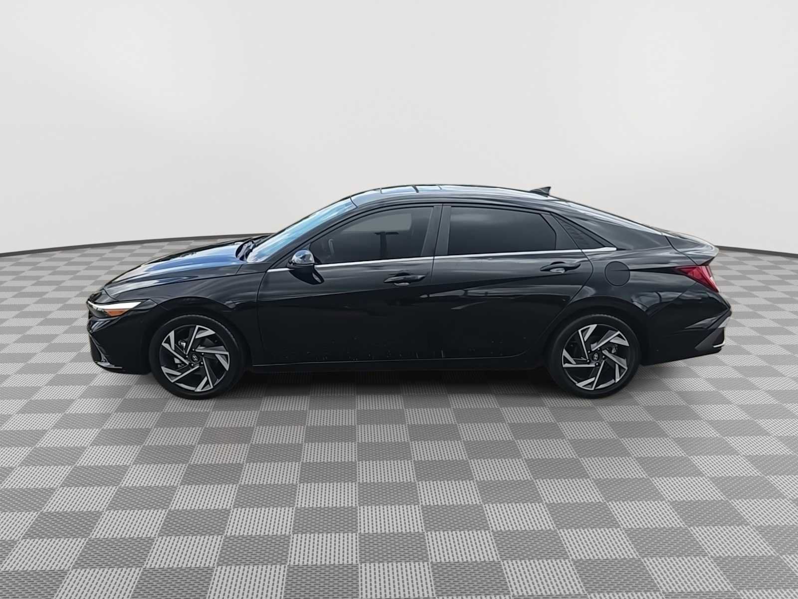Used 2024 Hyundai Elantra Limited FWD image 5