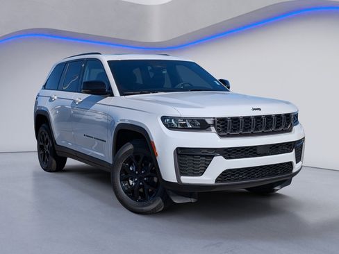 New 2026 Jeep Grand Cherokee Altitude AWD/4WD image 2