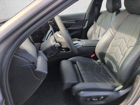 Used 2025 BMW i5 eDrive40i w/ Premium Package image 17