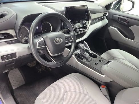 Used 2023 Toyota Highlander LE FWD image 24